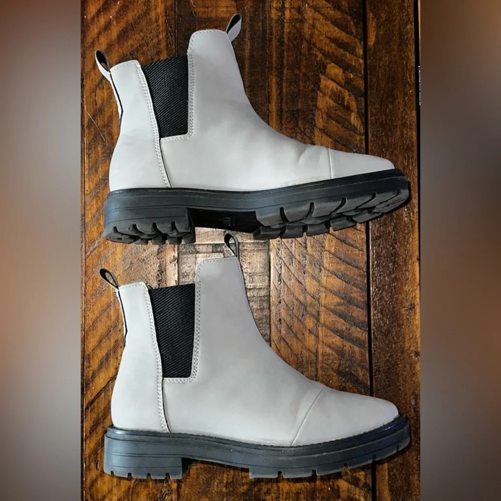 UEC TOMS Women's Skylar Chelsea boots Sz 7.5